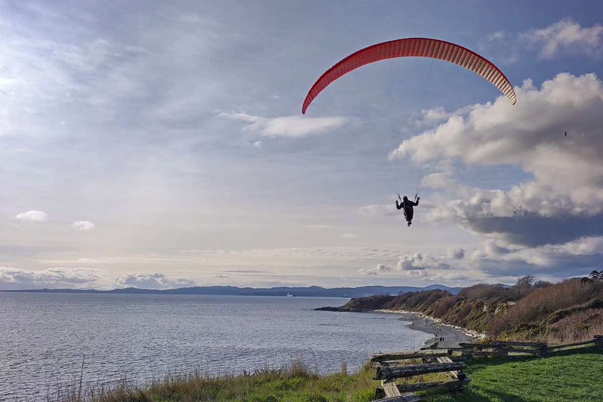 Parasailing, Dallas Road waterfront - Victoria, BC, Canada © Dermott Kelly